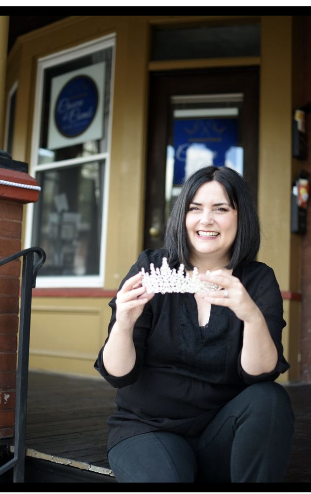 Crown & Comb Hair salon Logo