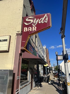 Syd's Fine Food and Spirits by null