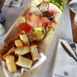 Bloomingdale Beach - Mixed plate. Vol met lekkere snacks en sausjes en fruit.