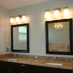 2 Nice Guys - Master bathroom
