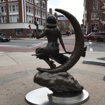 Bewitched Statue - Samantha looking toward The Burying Point. - Landmarks & Historical Buildings Near Me - Salem, Massachusetts