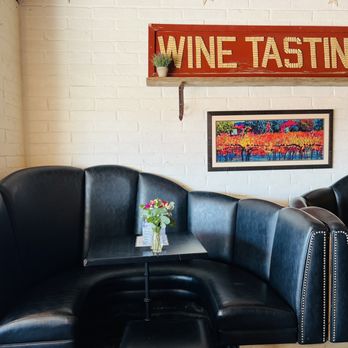 Pamo Valley Winery Tasting Room - Comfortable seating - Wineries Near Me - Ramona, California Pamo Valley Winery Tasting Room - Comfortable seating - Wineries Near Me - Ramona, California