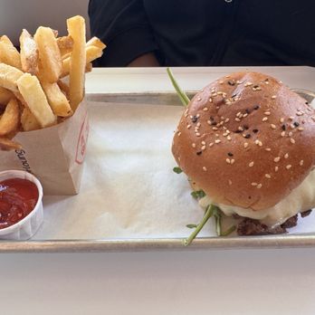 Burger Lounge - Burgers Near Me - Marina Del Rey, California