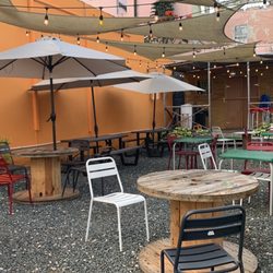 Sancochito - Terraza. Llama con anticipación para las noches de música en vivo.