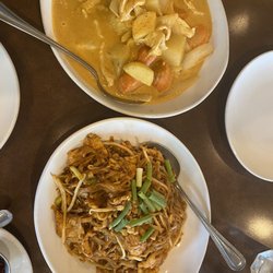 Ta Ra Rin Thai Cuisine - Mussaman Curry + Chicken Pad Thai