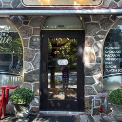 Pâtisserie de Nancy - Quaint storefront with some patio seating