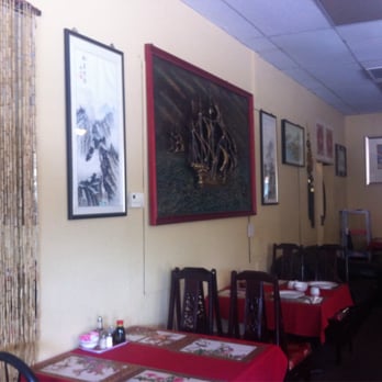 D Hou - The interior is very Chinese - Cantonese Near Me - Fresno, California