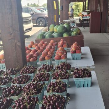 Circle R Fruit Farms - As you enter, you can see the well organized fruits and vegetables. - Farmers Market Near Me - Waterport, New York