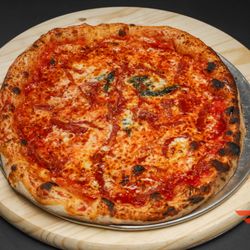 CALABRIA PIZZA
ed sauce, fresh mozzarella, soppressata salami, hot honey, basil, Calabrese pepper paste, and Parmesan cheese.