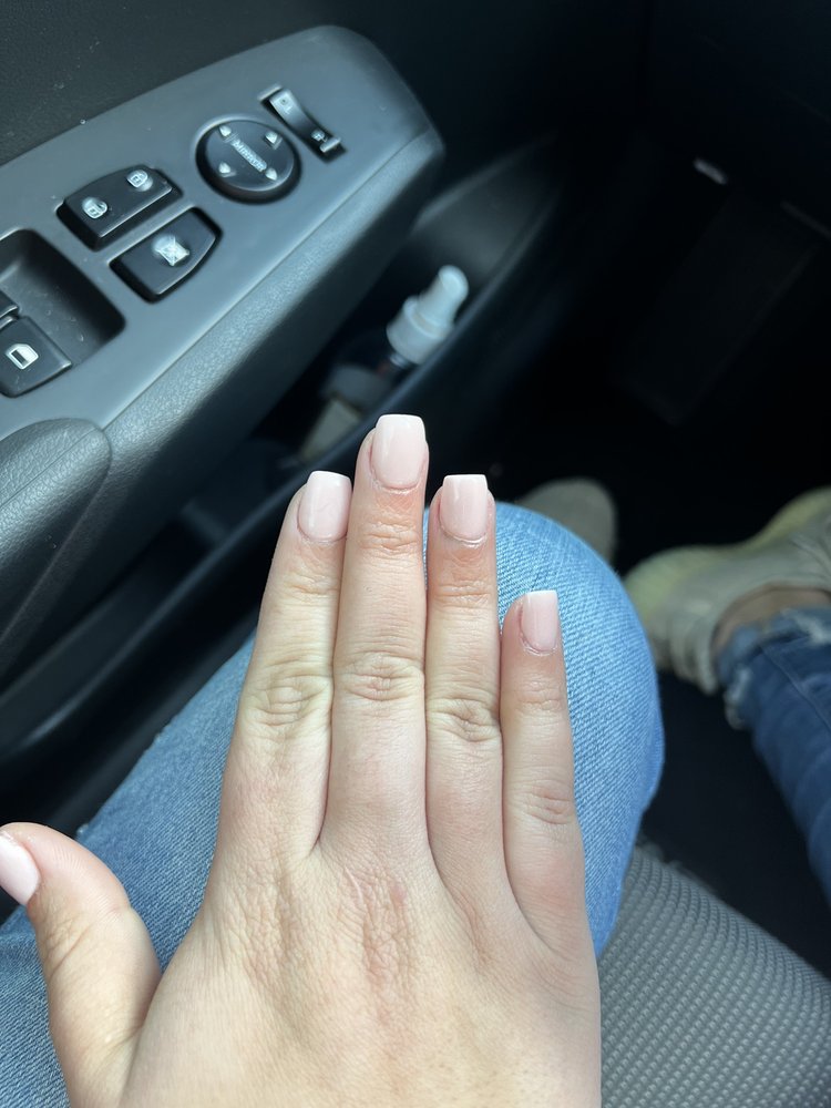 Q Nails Logo