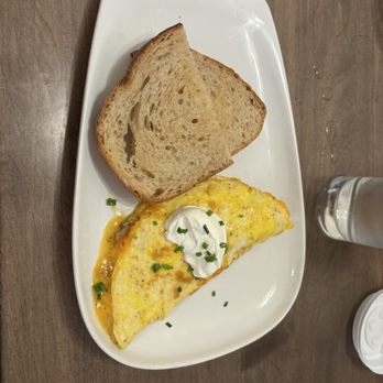 Huckleberry's - Ham and cheese omelet with toast - Ice Cream & Frozen Yogurt Near Me - Wisconsin Dells, Wisconsin
