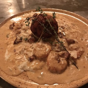 Commodore Bob's Yacht Club - Shrimp & Grits - Gastropubs Near Me - Starkville, Mississippi