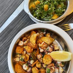 O Mexilhão - Octopus with sweet potatoes and salad