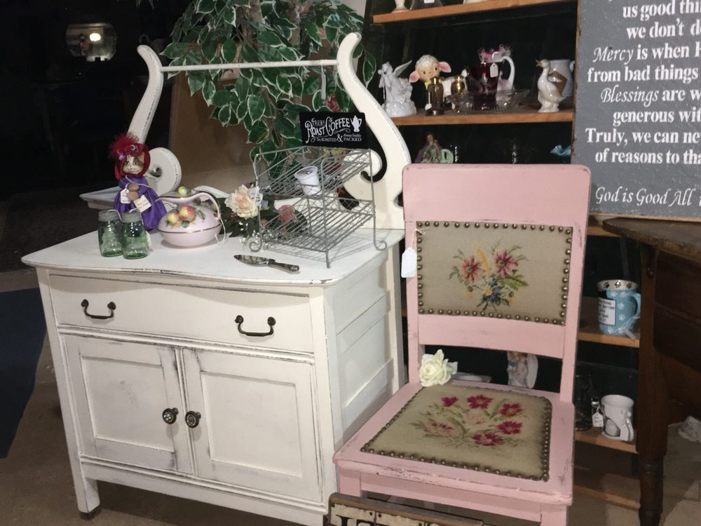 ANNABELLA’S ANTIQUE MALL Updated August 2024 27 Photos 407 2nd St
