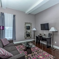 The Gould Hotel - Guest room sitting area