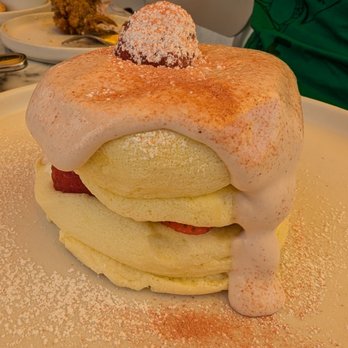 Flipper's - Strawberry souffle pancakes - Pancakes Near Me - West Hollywood, California Flipper's - Strawberry souffle pancakes - Pancakes Near Me - West Hollywood, California