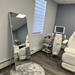 Jules Beauty Bar - Office Space