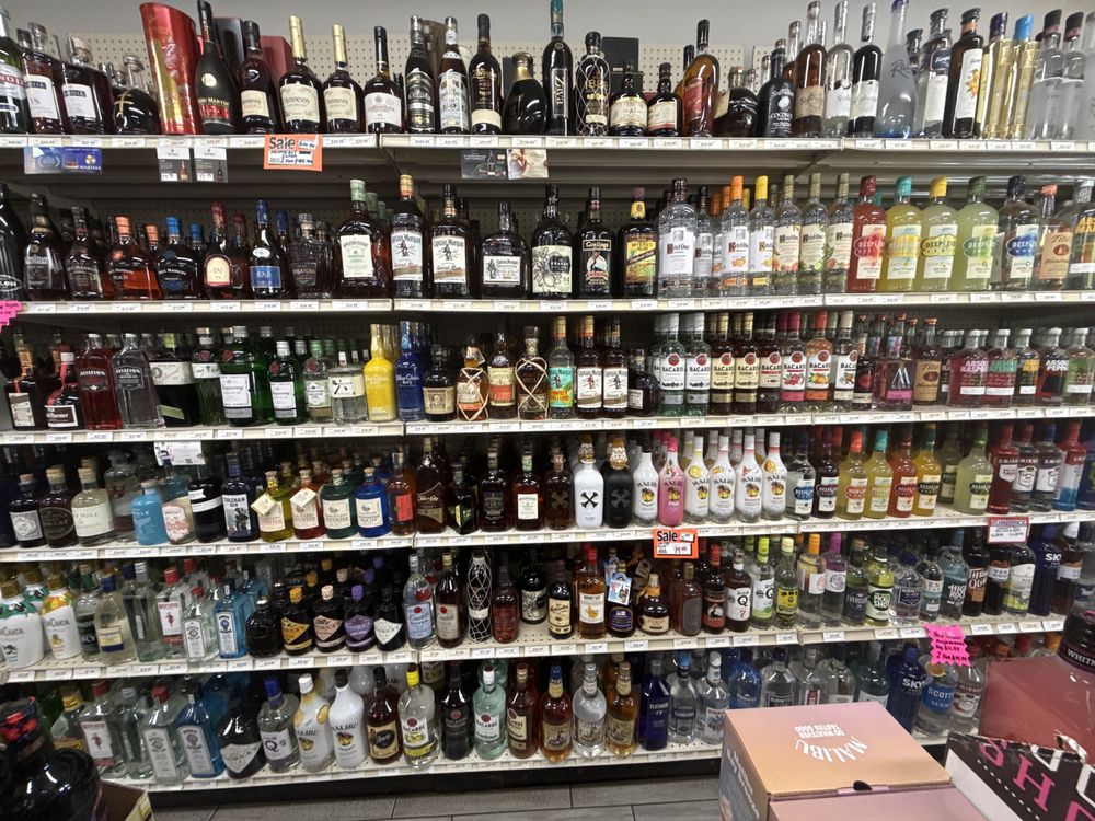Staples Corner Liquors Logo