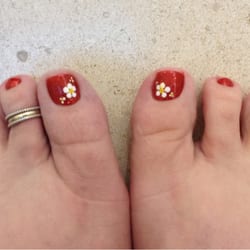 La Vie Nails - Great design on my toes. Red first coat, red glitter second coat, with a daisy flower.