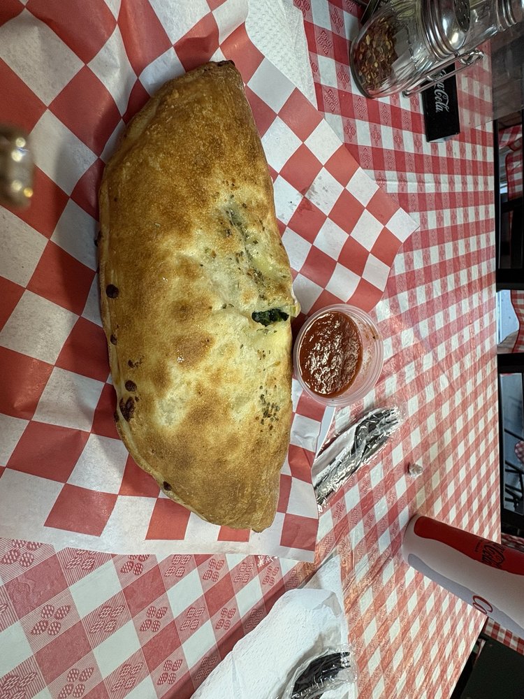 Memo’s Pizza Logo