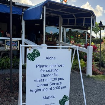 The Dolphin - Outside ppl are here in line before 5 on Sunday - Seafood Markets Near Me - Hanalei, Hawaii