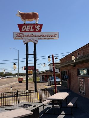 Del's Restaurant by null