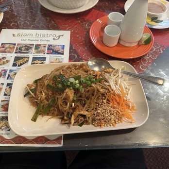 Siam Bistro - Chicken Pad Thai my favorite! - Thai Near Me - Miami, Florida