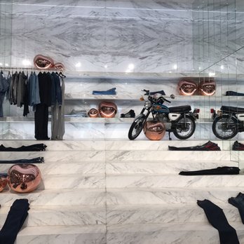 Platform - Interesting store display - Shopping Centers Near Me - Culver City, California Platform - Interesting store display - Shopping Centers Near Me - Culver City, California