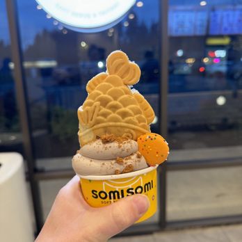 Somisomi - Cookies and cream with biscoff crumbles - Ice Cream & Frozen Yogurt Near Me - Bellevue, Washington Somisomi - Cookies and cream with biscoff crumbles - Ice Cream & Frozen Yogurt Near Me - Bellevue, Washington