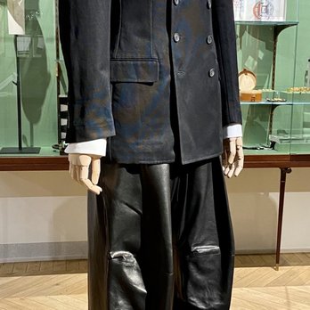 Gucci Garden - Cotton jacket and shirt with leather pants by Tom Ford for Gucci Spring-Summer 1999 - Gucci Garden - Museums Near Me - Florence, FI