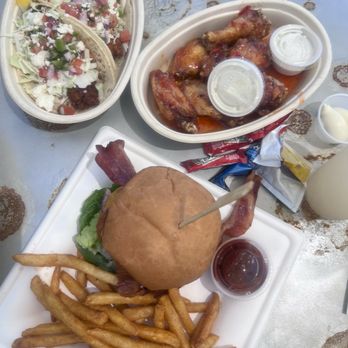 Mulligan's Restaurant - Fish tacos, cowboy burger and sweet/spicy wings - New American Near Me - Avila Beach, California