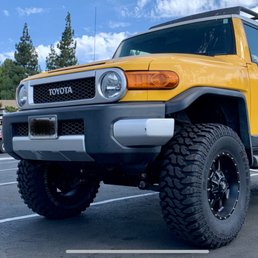 FJ 6" Roughcountry Lift Kit, 35" 12.5 R17 M/T Tires FJ 6" Roughcountry Lift Kit, 35" 12.5 R17 M/T Tires