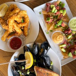 Happy hour: Calamari Tempura, Sauteed Chilean Mussels, Ahi Nachos (sauce on the side, extra charge for avocado)