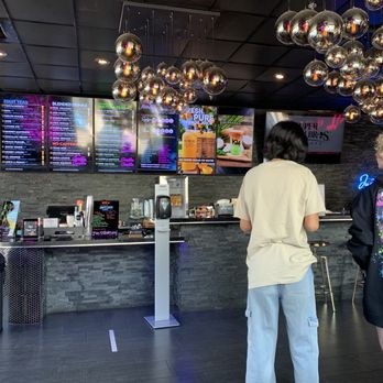 Fynix Rizen - cool shop... I can see people wanting to hang out here specially at night - Bubble Tea Near Me - Westminster, California