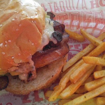A la Burger - Tasty burger with cheese, bacon and mushrooms... I opted not to have mushrooms - Burgers Near Me - Cancún, ROO A la Burger - Tasty burger with cheese, bacon and mushrooms... I opted not to have mushrooms - Burgers Near Me - Cancún, ROO