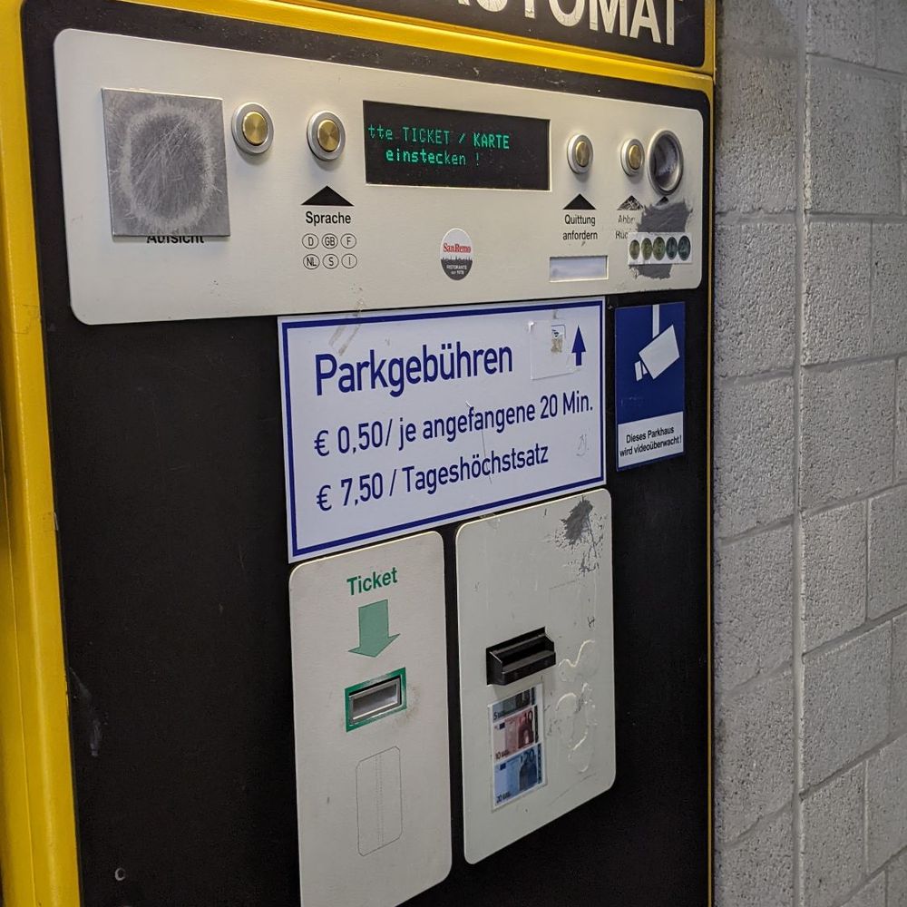 Parkhaus - Payment machine only accepts cash - Parking Near Me - Lübeck, SH