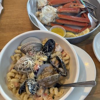 Off The Hook Raw Bar and Grill - seafood cavatappi + 1 lb snow crab - Seafood Near Me - New Smyrna Beach, Florida
