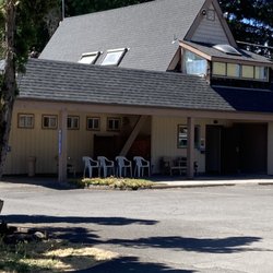 Eugene Kamping World & RV Park - Clubhouse laundry and smoking area