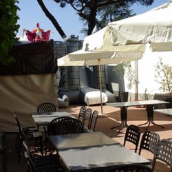 Lo Scimpanzé - Giardino esterno con gonfiabile "Il castello di mago merlino"