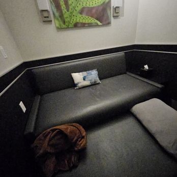 Minute Suites - Space to lie down But the bed is barely 5 feet. - Airport Lounges Near Me - Philadelphia, Pennsylvania Minute Suites - Space to lie down But the bed is barely 5 feet. - Airport Lounges Near Me - Philadelphia, Pennsylvania