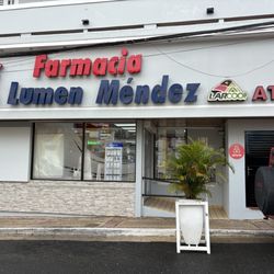 Farmacia Lumen Mendez - Rótulo exterior y entrada