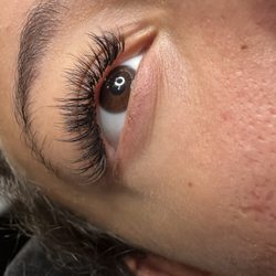 Luxe Beauty Oasis - Whispy volume on left eye