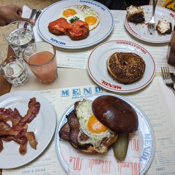 MENDL - Bagel and lox Breakfast sandwich - Delis Near Me - México, D.F., DIF MENDL - Bagel and lox Breakfast sandwich - Delis Near Me - México, D.F., DIF