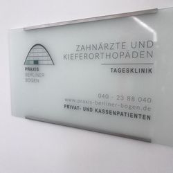 Praxis Berliner Bogen - Schild vor der Praxis