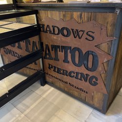 Shadows Tattoo Piercing - Clean and organized