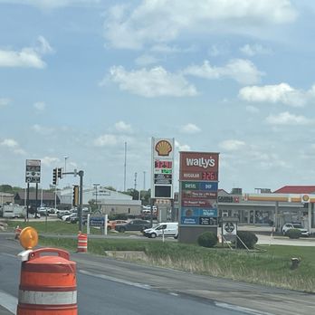 Wally's - View from road - Service Stations Near Me - Pontiac, Illinois