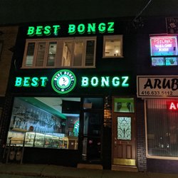 Best Bongz - Out front from the parking lot at night in January 2020 when they store was closed