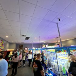 Basecamp Arcade - Famous Yeti's Pizza - Arcade area