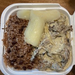 Combo with gallo pinto, boiled yuca and beef in jalapeño cream sauce