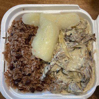 Fritanga 505 - Combo with gallo pinto, boiled yuca and beef in jalapeño cream sauce - Juice Bars & Smoothies Near Me - Miami, Florida